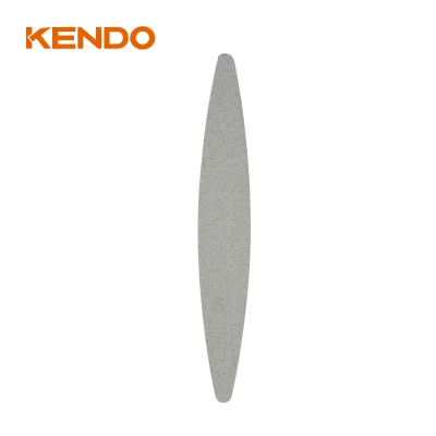 Piedra de afilar de forma ovalada Kendo. Se recomienda usar con aceite de afilar para un afilado más eficiente.